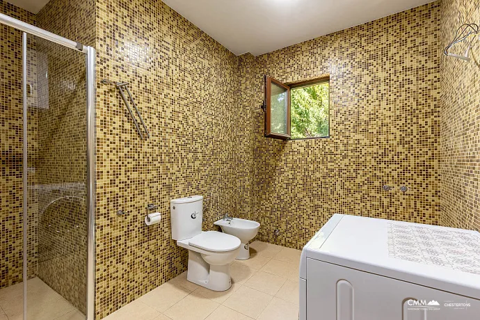Yüzme havuzlu kompleks içinde modern villa