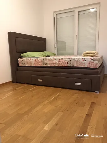 Budva'da deniz manzaralı tek yatak odalı daire