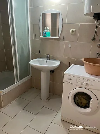 Becici'de geniş 2 yatak odalı daire
