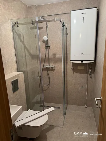 Budva merkezinde, yeni bir binada, 42 m² daire ve otopark yeri