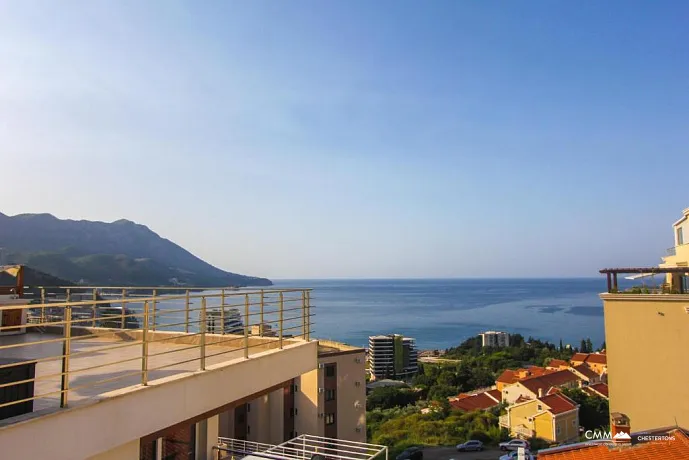 Panoramik deniz manzaralı Bechichi'de çatı katı satışı için