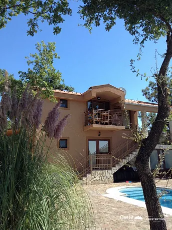 Krimovice'de yüzme havuzları ve geniş bir arsa ile iki Villa