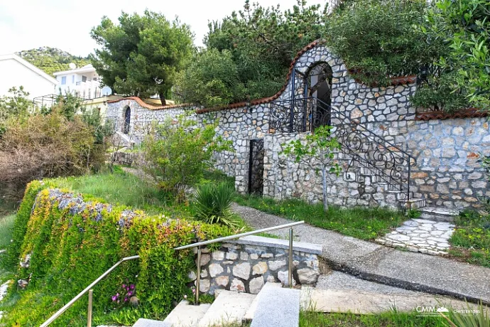 Denize kendi erişimi olan üç katlı villa
