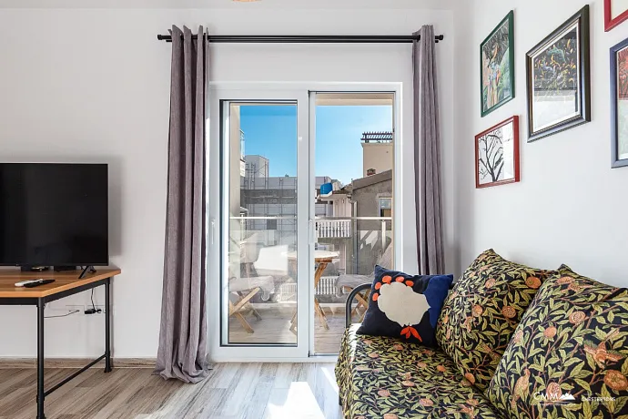 Bečići’de, 4. katta bulunan 53 m²’lik modern ve konforlu bir daire