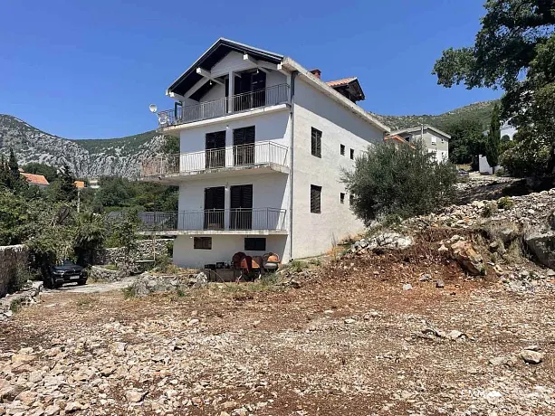 Ratac, Bar’da 1.600 m² arsalı ev — yaklaşık 350 m²