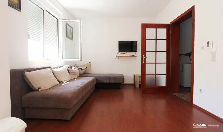 Sutomore'da bir apartmanda daireler