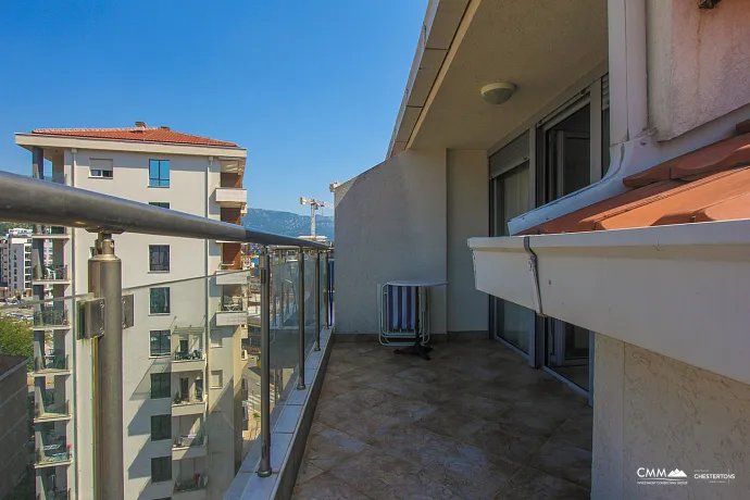 Budva'da satılık şehir manzaralı geniş bir daire