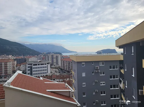 Budva'da deniz manzaralı geniş daire