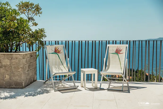 Sveti Stefan yakınlarında deniz manzaralı zarif taş köşk