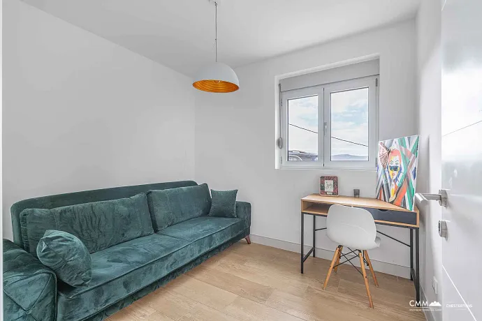 Satılık: Deniz Manzaralı, 40 m² Teraslı, Üç Yatak Odalı Geniş Daire