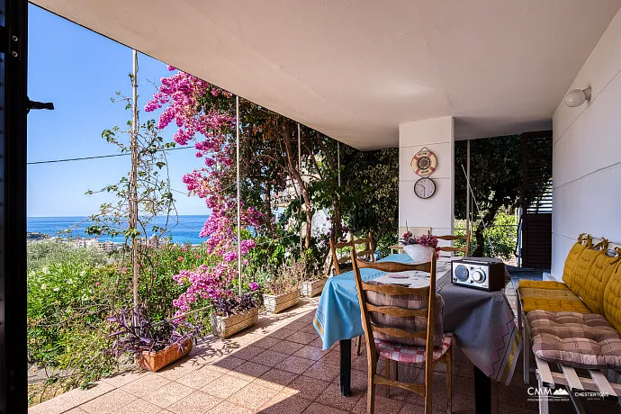 Dobra Voda'da panoramik deniz manzaralı ev