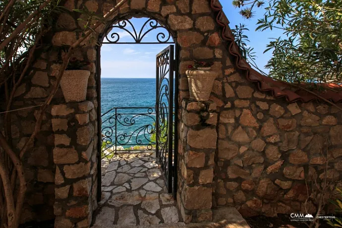 Denize kendi erişimi olan üç katlı villa