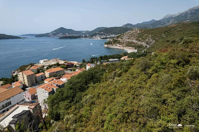 Budva ile Sveti Stefan arasında, cazip bir konumda bulunan güzel bir arsa, proje belgeleriyle birlikte.