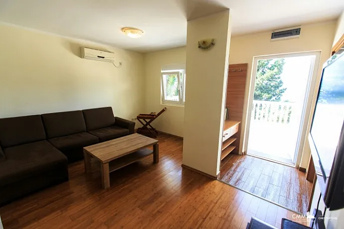 Denize kendi erişimi olan üç katlı villa