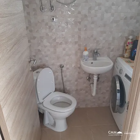 Güzel bir avluya sahip geniş iki katlı ev