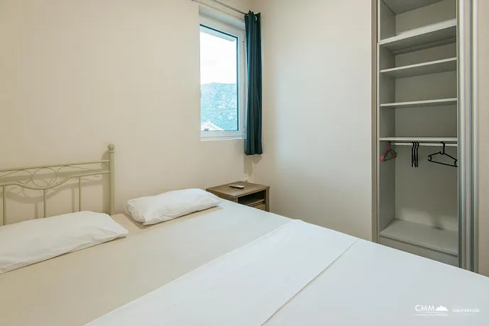 Stoliv'de denizden bir adım uzaklıkta lüks apartmanlı ev!