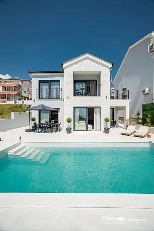 Becici'de deniz manzaralı modern villa