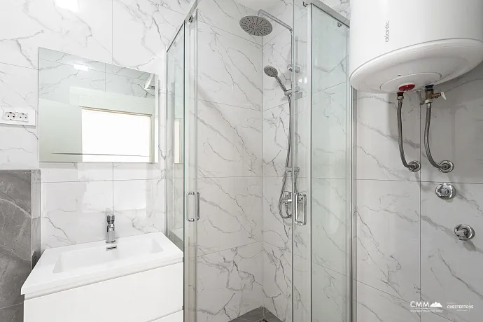 Denize yakın, güneşli 42 m²'lik 1+1 daire Budva'da.