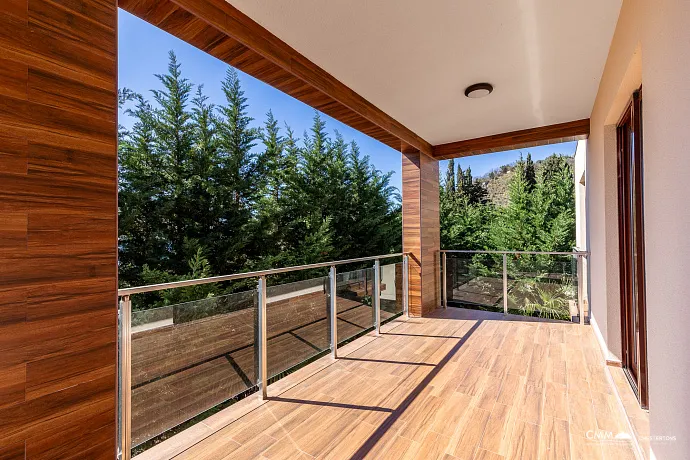 Yüzme havuzlu kompleks içinde modern villa