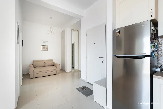 Bečići'de Panoramik Deniz Manzaralı 59 m² Modern Daire