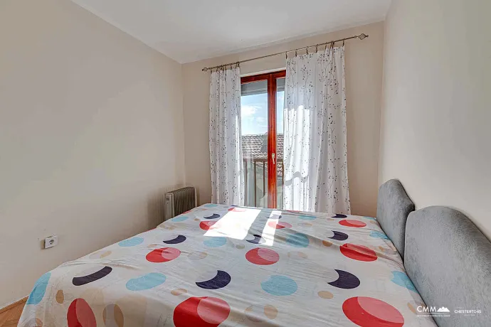 Budva'da iki yatak odalı daire