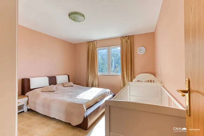 Deniz manzaralı panoramik bir Sutomore evi 120 m2