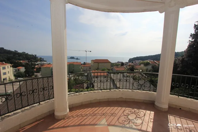 Petrovac'ta havuzlu aydınlık villa