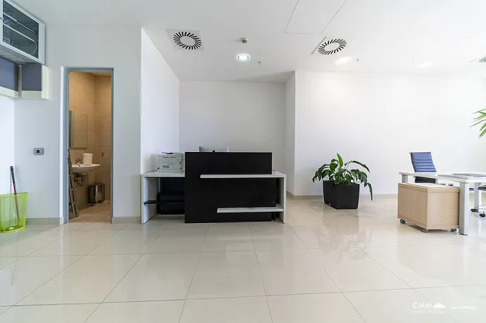 TQ Plaza Budva'da deniz manzaralı modern ofis alanı