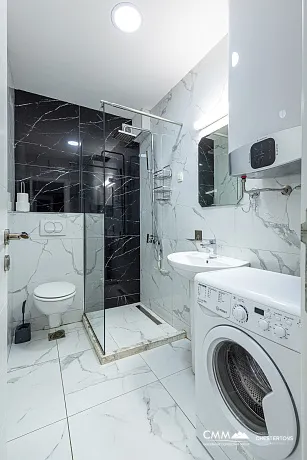 Reževići’de denize sıfır konumda bulunan 450 m²’lik özel bir arsa