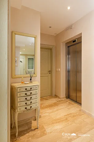 Panoramik deniz manzaralı lüks bir villada zarafet ve huzur.