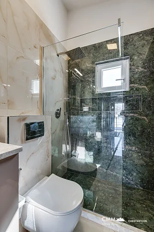 Sutomore'de iki katlı geniş ev