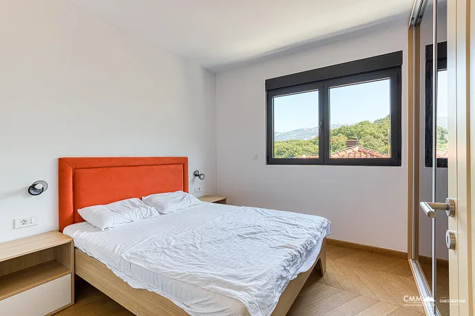 Havuzlu sitede üç odalı daire, Blizikuće