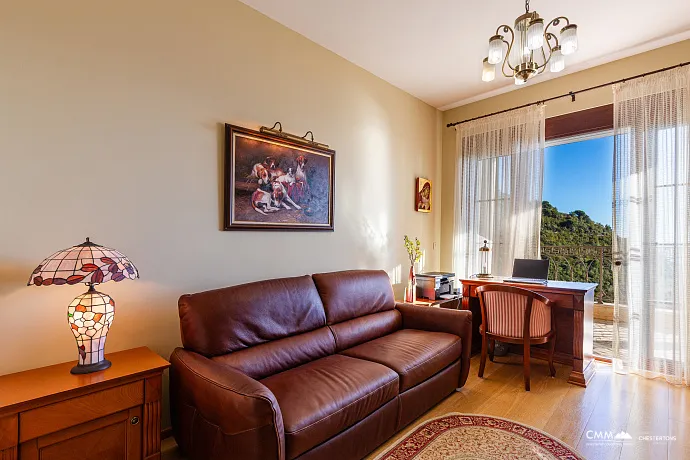 Panoramik deniz manzaralı lüks bir villada zarafet ve huzur.