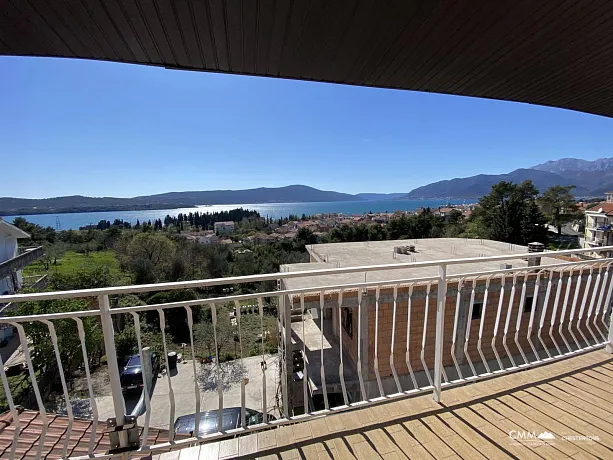 Tivat'ta panoramik deniz manzaralı ev