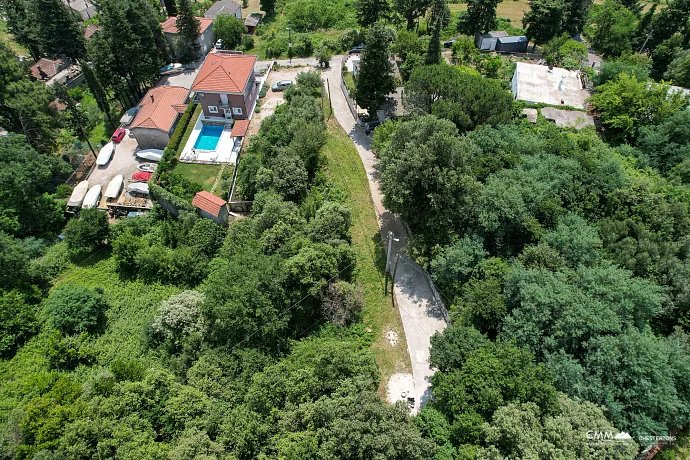 Baošići'de bulunan, iki kadastro parselinden oluşan ve toplam 1.267 m²