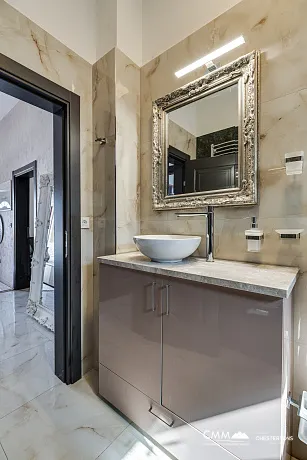 Sutomore'de iki katlı geniş ev