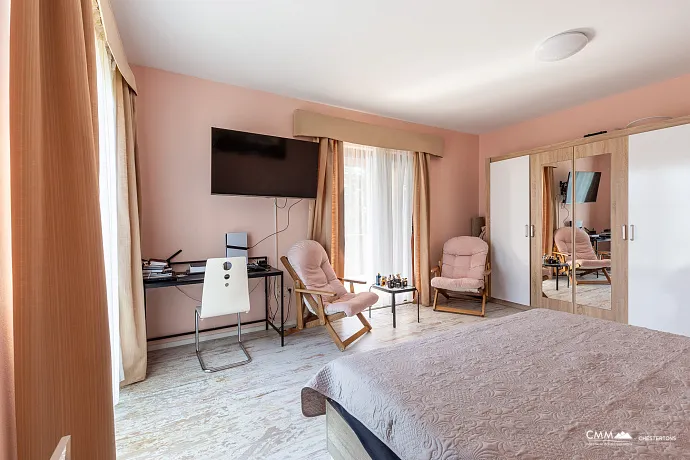 Yüzme havuzlu kompleks içinde modern villa