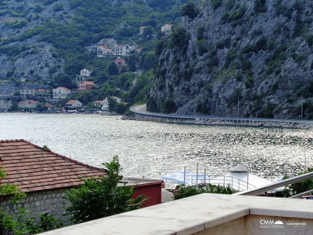 Kotor'da deniz manzaralı villa