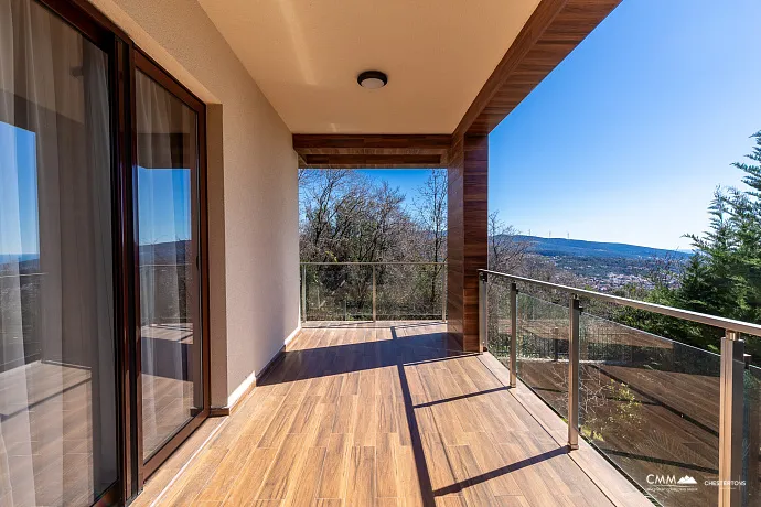 Yüzme havuzlu kompleks içinde modern villa