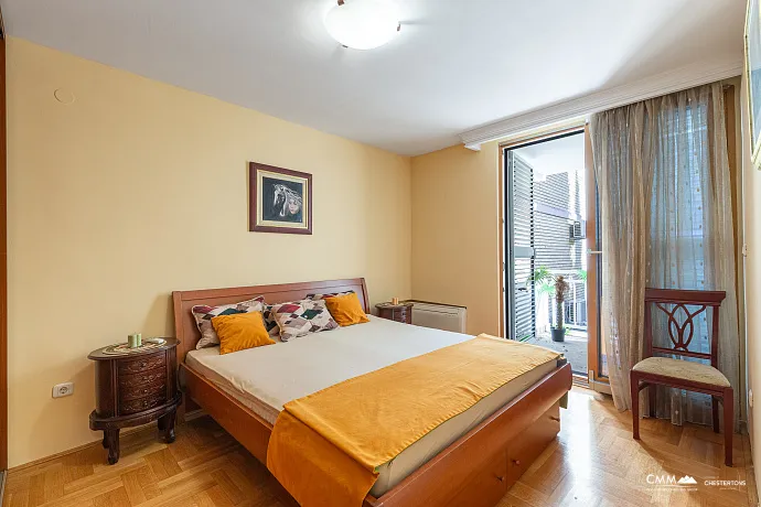 Budva’nın Kalbinde Geniş Daire — Eski Şehir ve Plaja Yakın