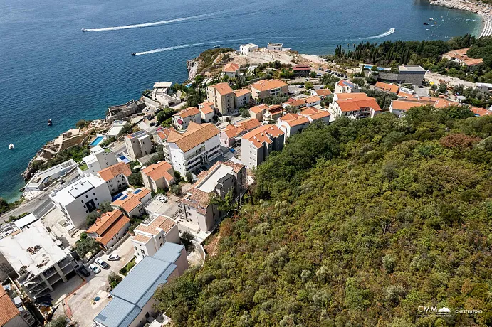 Budva ile Sveti Stefan arasında, cazip bir konumda bulunan güzel bir arsa, proje belgeleriyle birlikte.