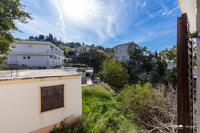 Bar'da teras ve deniz manzaralı rahat ev