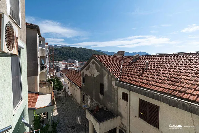 Budva'da iki yatak odalı daire