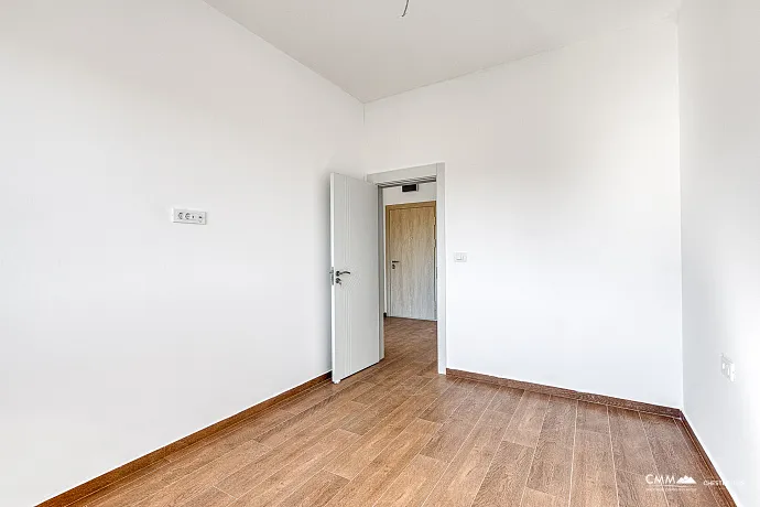 Denize yakın, güneşli 42 m²'lik 1+1 daire Budva'da.