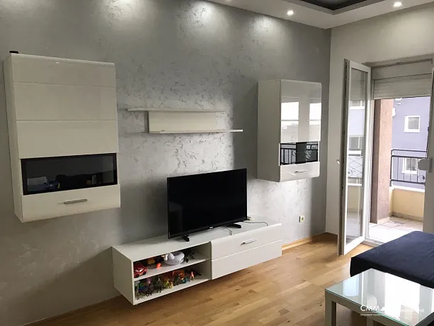 Budva'da deniz manzaralı tek yatak odalı daire