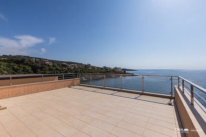 Utjeha'da panoramik deniz manzaralı geniş ev