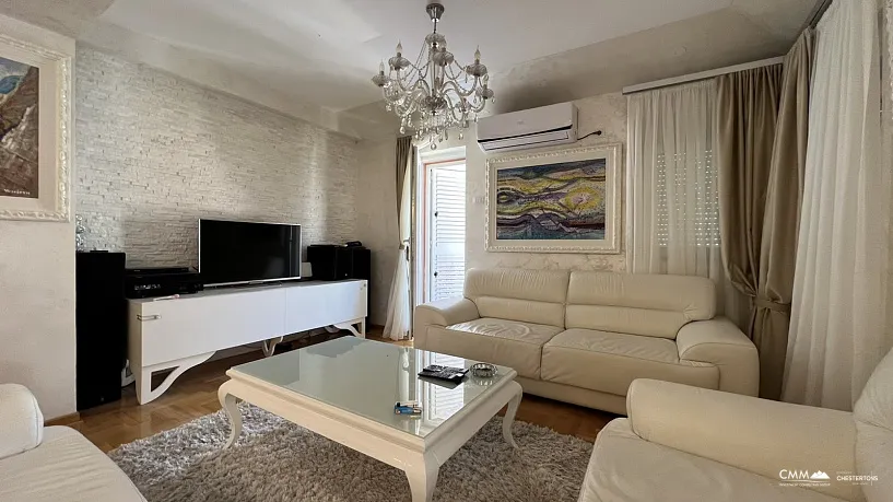 Budva'da iki yatak odalı daire