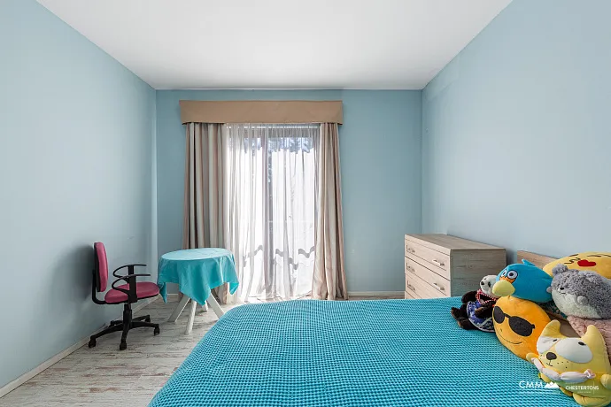 Yüzme havuzlu kompleks içinde modern villa