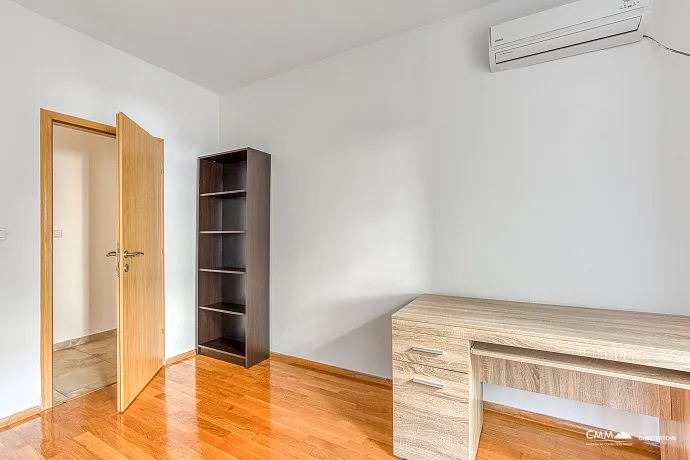 BUDVA’DA GARAJLI VE TESLA ŞARJ CİHAZLI GENİŞ, TAM DONANIMLI DAİRE