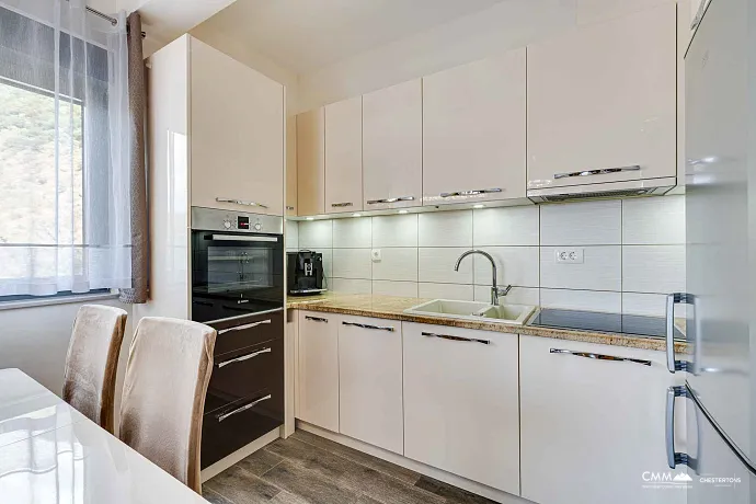 Bečići'de Geniş Teraslı, Garajlı Modern 1+1 Daire